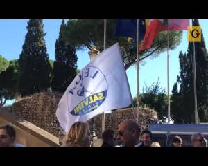 Il sit-in della Lega in Campidoglio: "Raggi dimettiti"