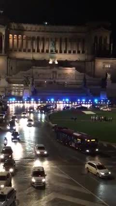 L’omaggio della polizia davanti all’Altare della Patria per gli agenti caduti a Trieste