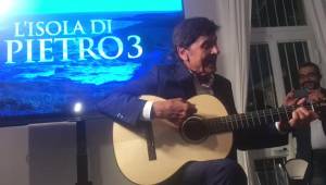 La terza stagione dell'Isola di Pietro. E Morandi improvvisa uno show