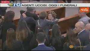 Agenti uccisi, l'arrivo dei familiari in chiesa per i funerali