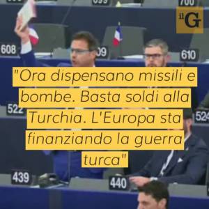 Proteste della Lega in Europarlamento, deputato Lega getta a terra cioccolato turco