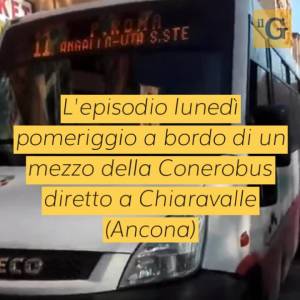 Insulti razzisti e coltello, lite tra italiano e gambiano sul bus per una telefonata