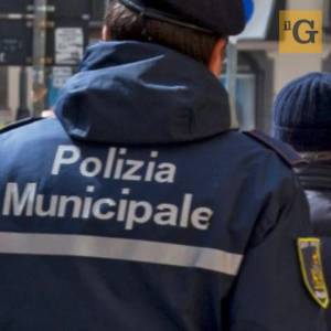 Lo straniero ha rischiato il linciaggio da parte di passanti e residenti, che volevano farsi giustizia da soli: salvato dall'intervento di vigili urbani e polizia di Stato