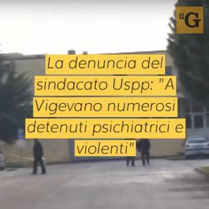 "Vuoi fare la doccia?". E il detenuto marocchino pesta l'agente