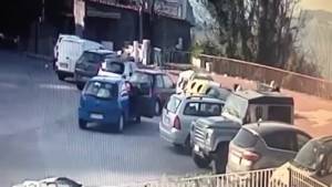 Le immagini dello sversamento abusivo di rifiuti a Posillipo