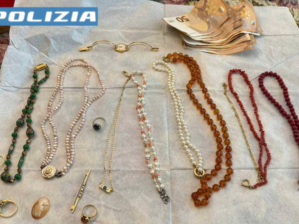 banda truffava i nonni 5 falsi agenti in manette da Ilgiornale.it banda truffava i nonni 5 falsi agenti in manette