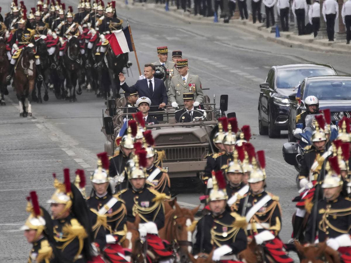 la francia applaude zelensky anche mattarella alla parata per il 14 luglio da Ilgiornale.it la francia applaude zelensky anche mattarella alla parata per il 14 luglio