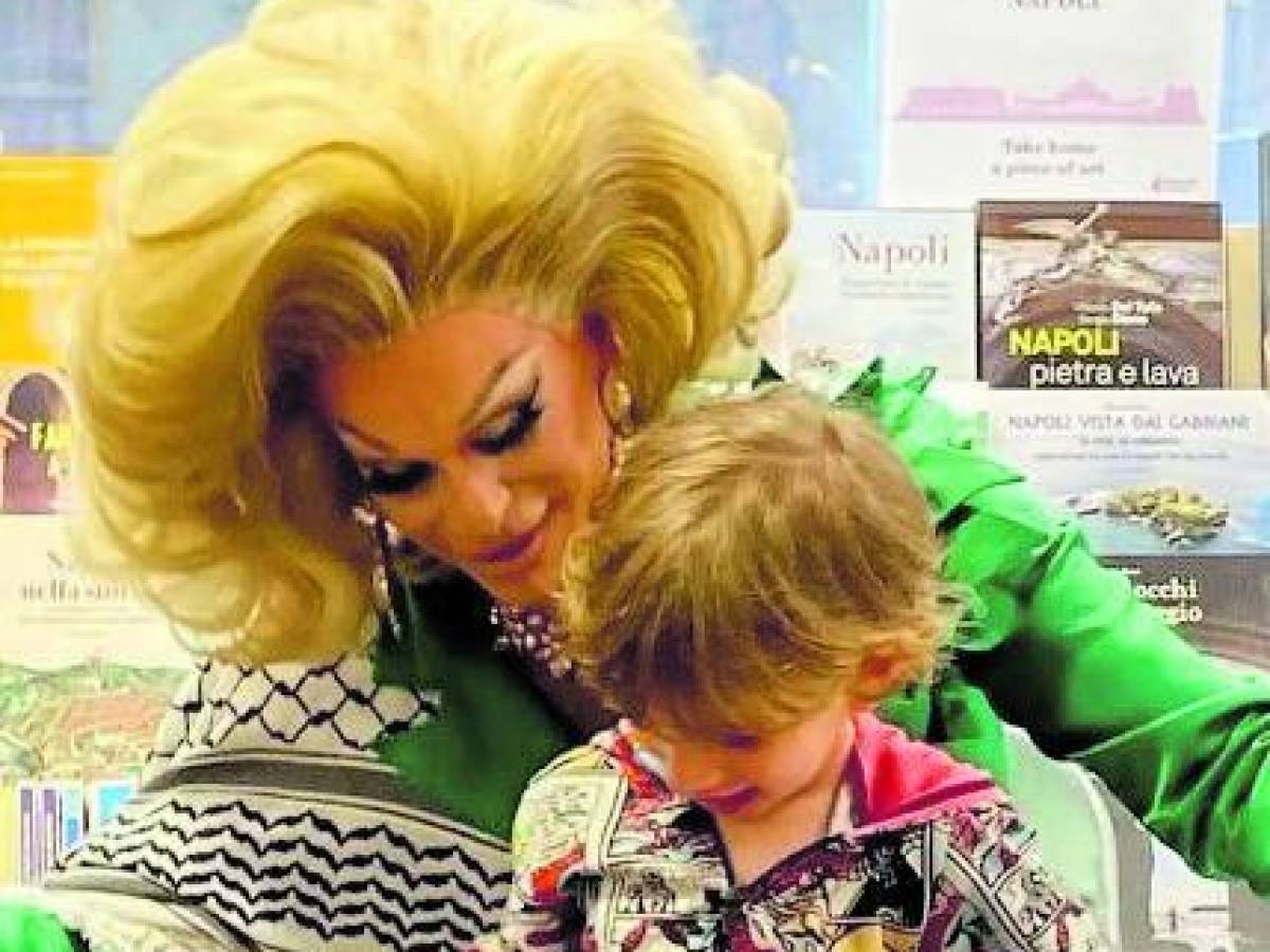 C'è pure la drag queen "antifa". Lezione ai bimbi di dieci a