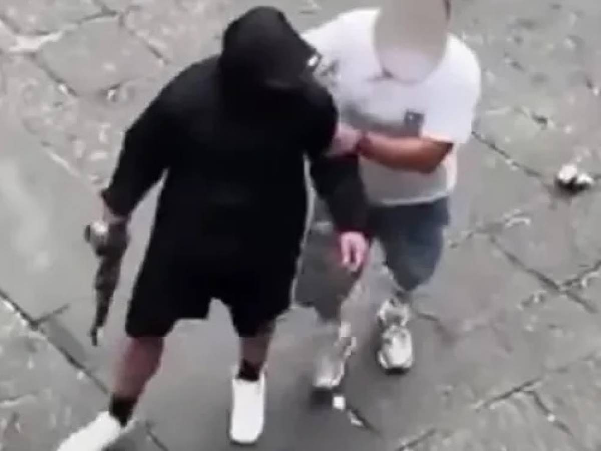 col kalashnikov tra la gente paura e tre arresti da Ilgiornale.it col kalashnikov tra la gente paura e tre arresti