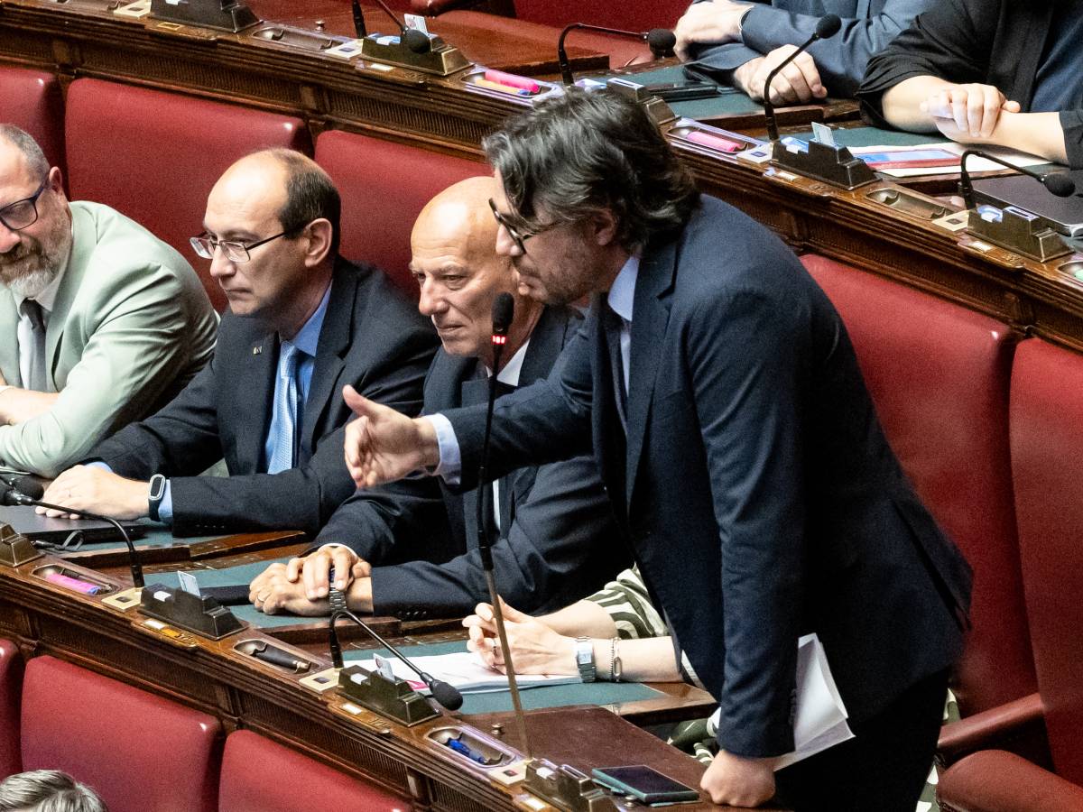 le ginocchiere della premier l attacco sessista del deputato grillino da Ilgiornale.it le ginocchiere della premier l attacco sessista del deputato grillino