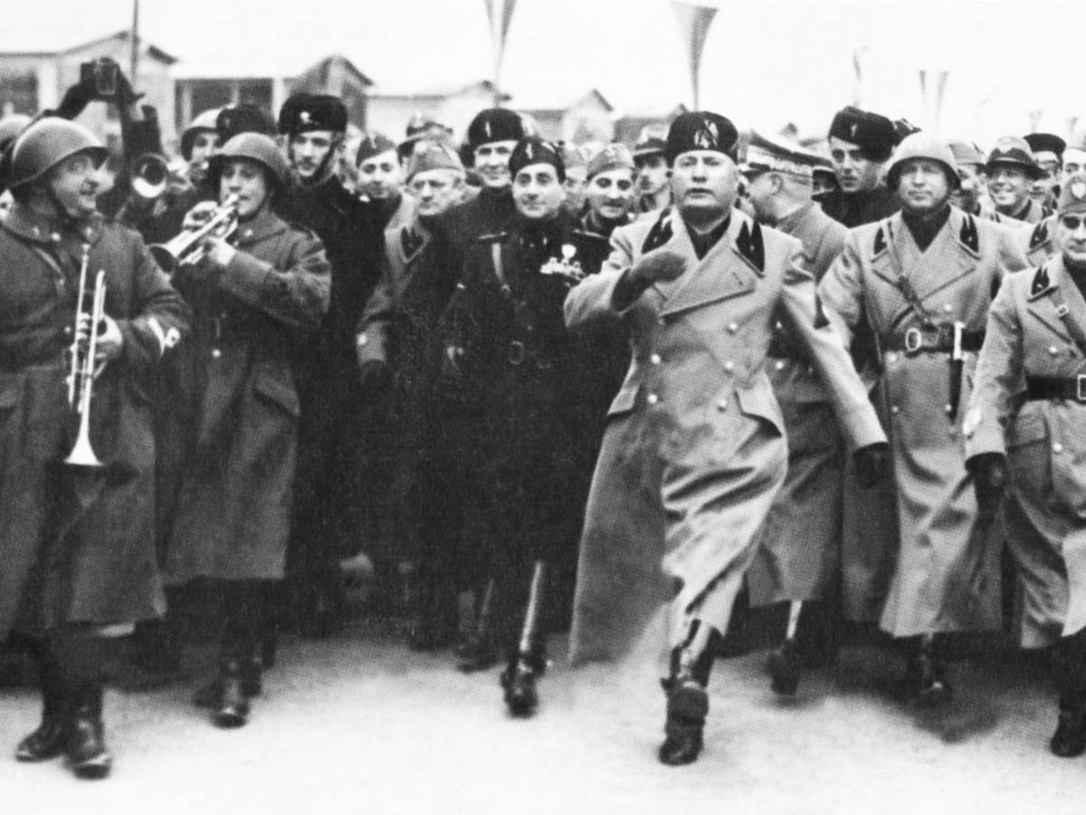 Intitolare a Mussolini la scuola dove insegnò la proposta scatena le