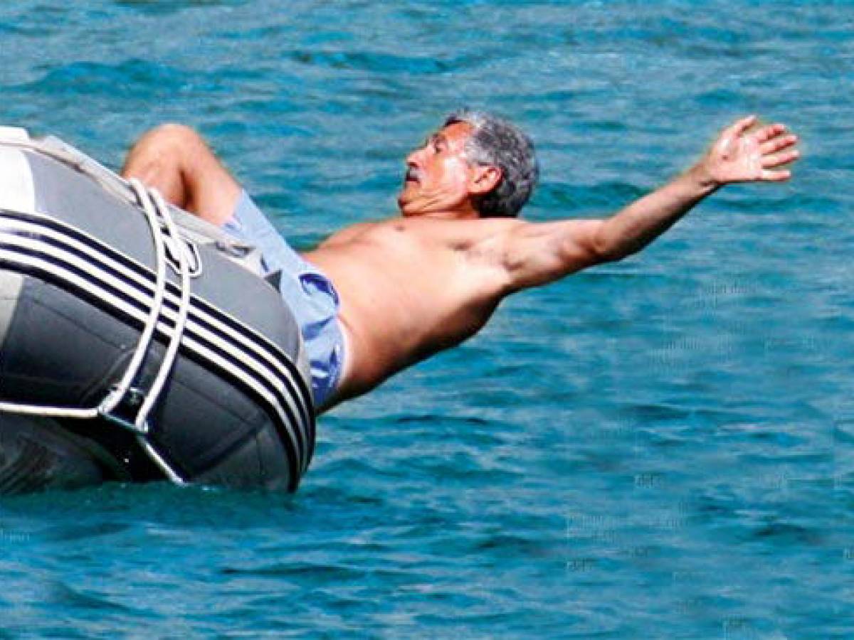 Il Marinaio D Alema Si Allena Al Ribaltone Ma Finisce In Acqua 