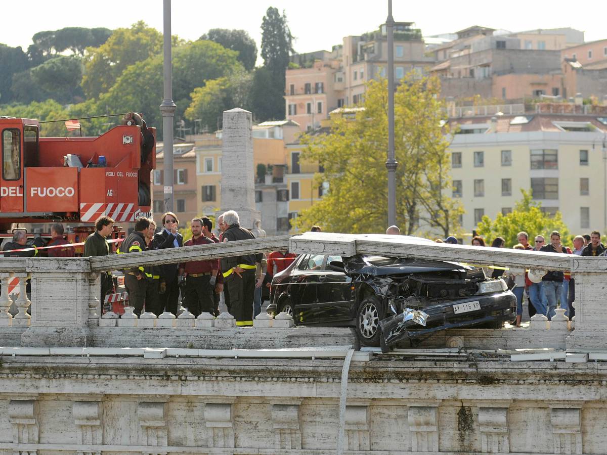 Camionista tir in bilico sul ponte: "Accenderò un cero alla Madonna&quot