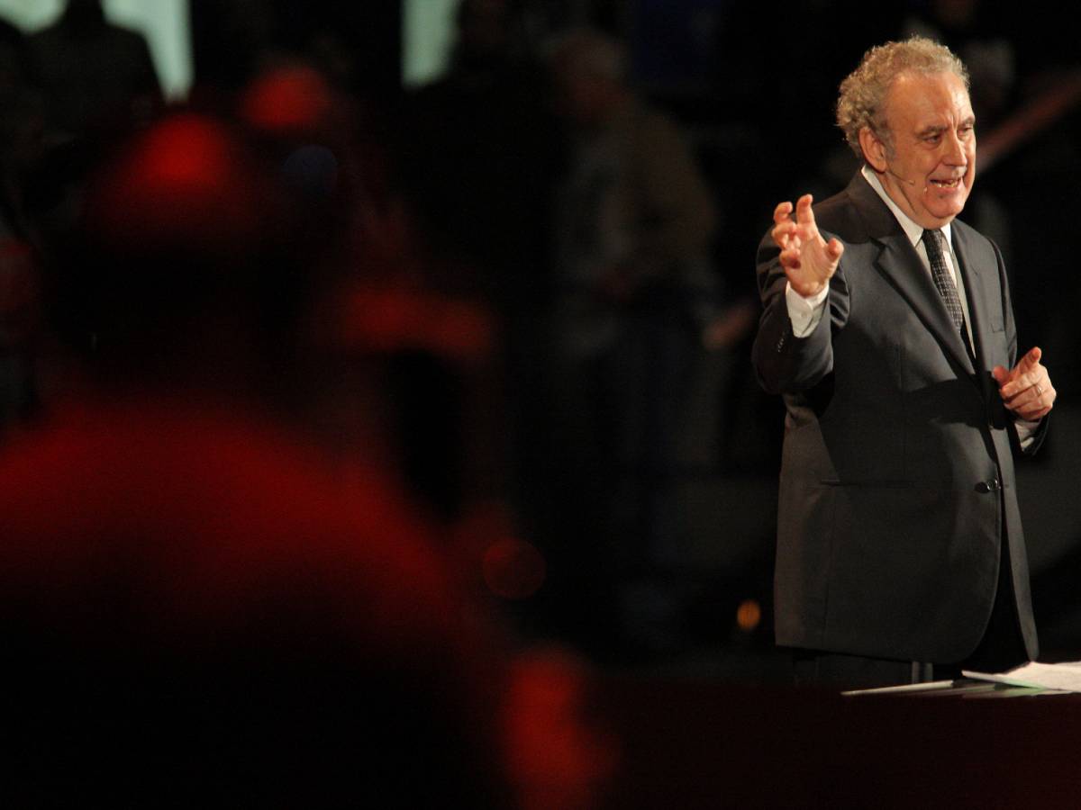 Da Santoro Berlusconi come Mussolini Poi c'è lo spettacolo osceno di