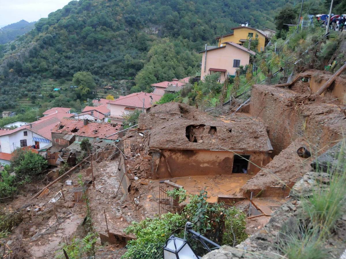 Mamma e figlio morti abbracciati. Inghiottiti dal fango davanti alla tv