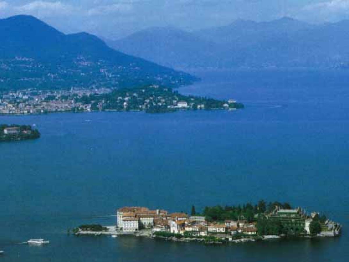 yacht affondato lago maggiore