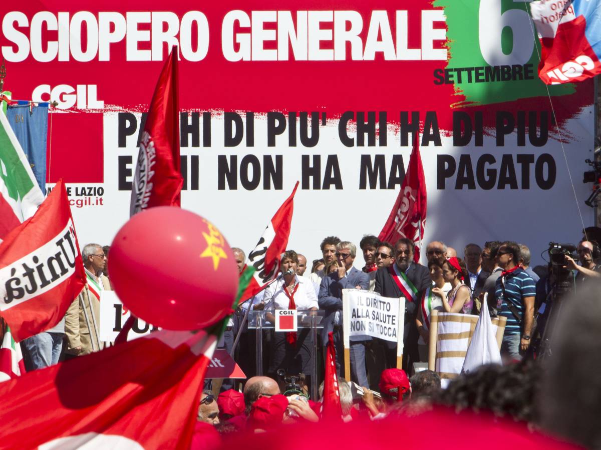 Scontri A Napoli, Bombe Carta E Lancio Di Uova: Feriti 8 Poliziotti ...