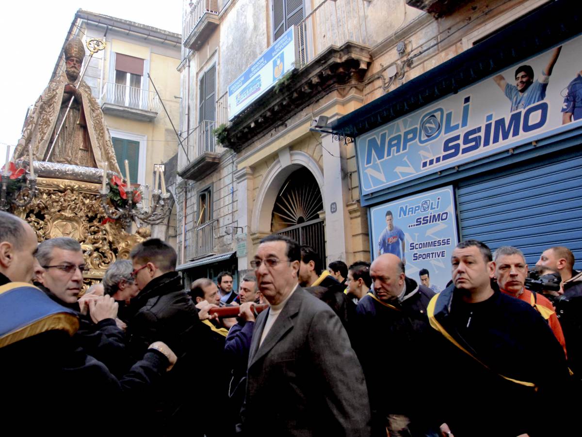 Castellammare di Stabia, polemica per l'inchino al boss alla festa di San Catello ilGiornale.it