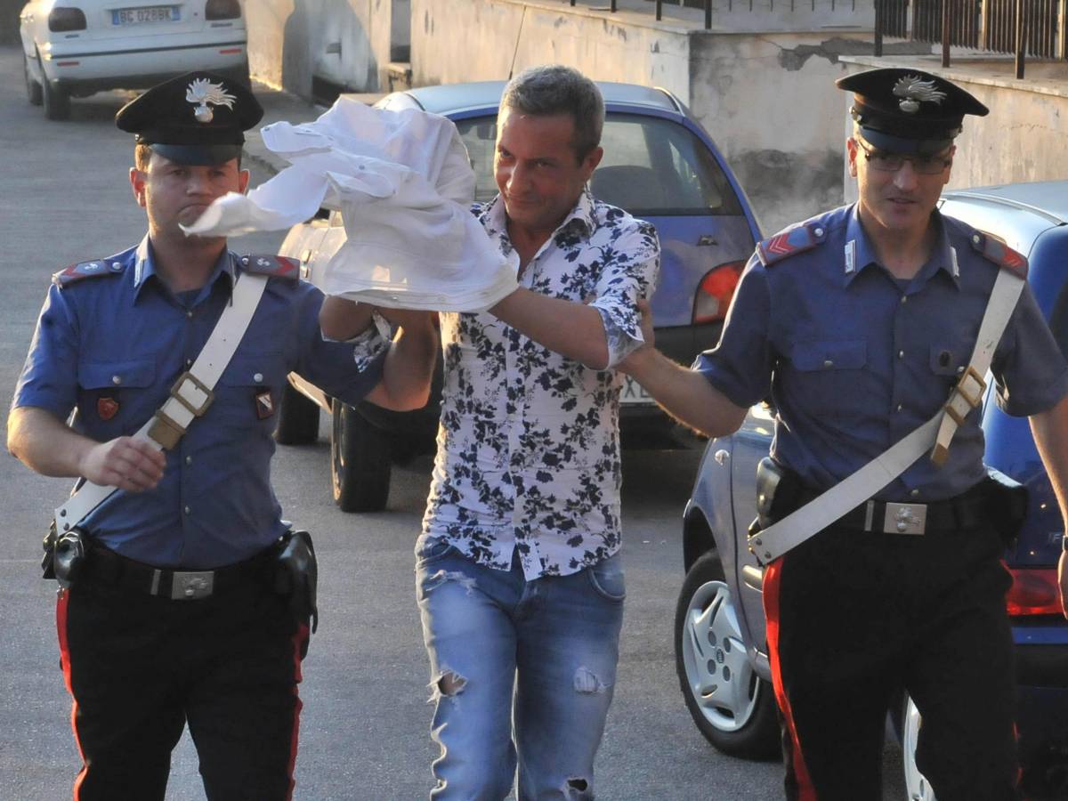 Camorra Blitz A Napoli In Manette Anche Il Cantante Neomelodico Tony Marciano Ilgiornaleit 3482