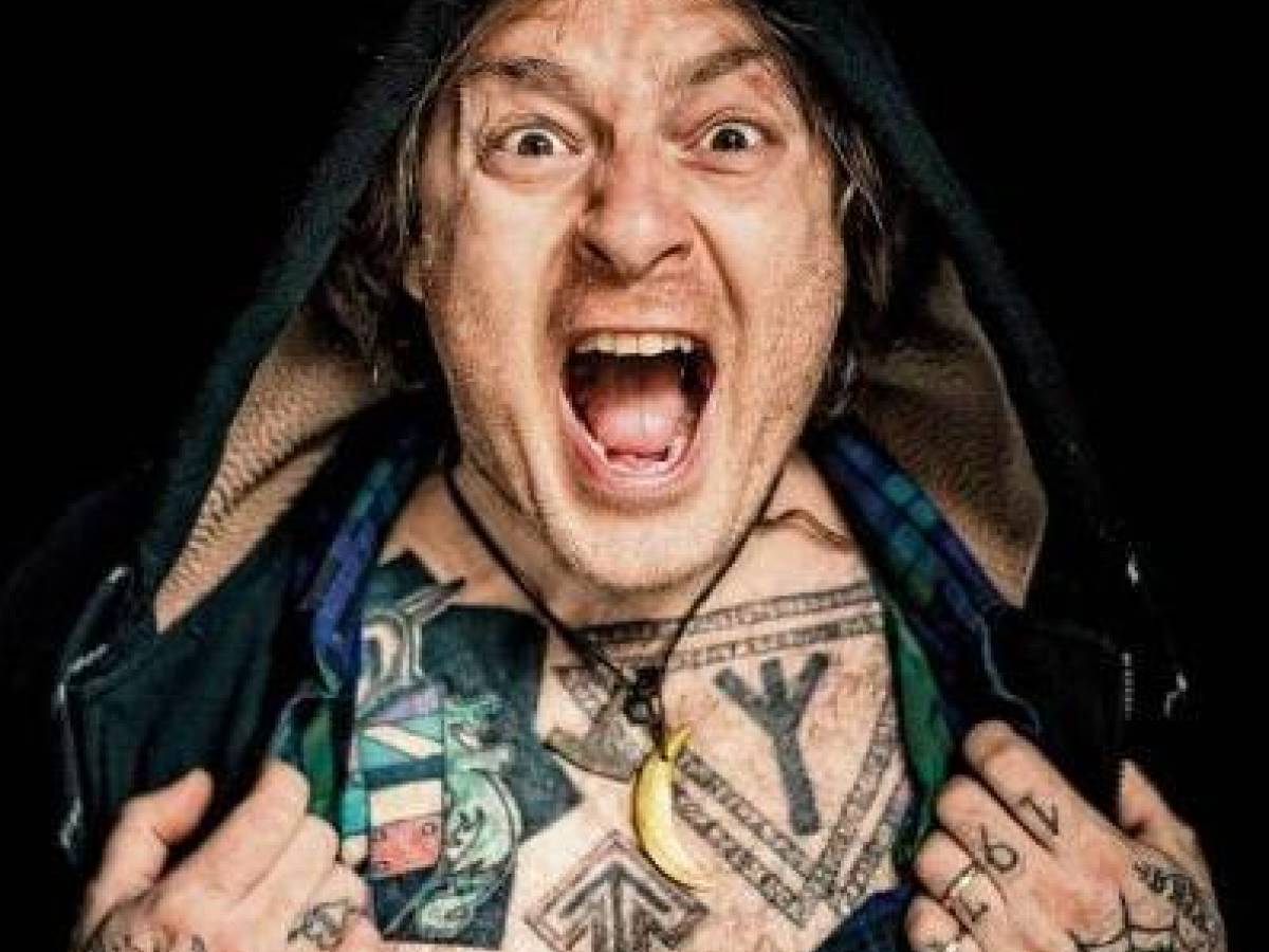 Croce uncinata sul petto del baritono lo cacciano ilGiornale.it