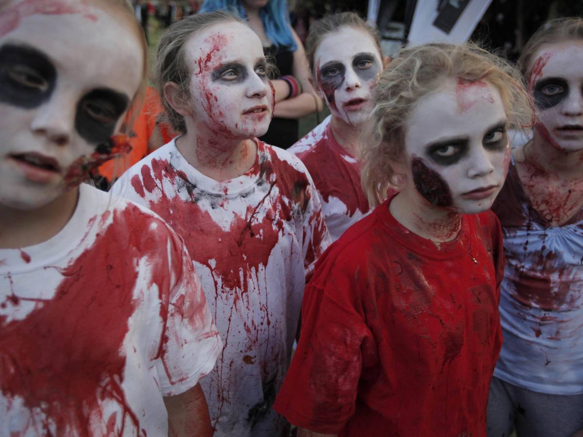 Halloween tragico, fuma una sigaretta e la barba finta prende fuoco: volto  ustionato