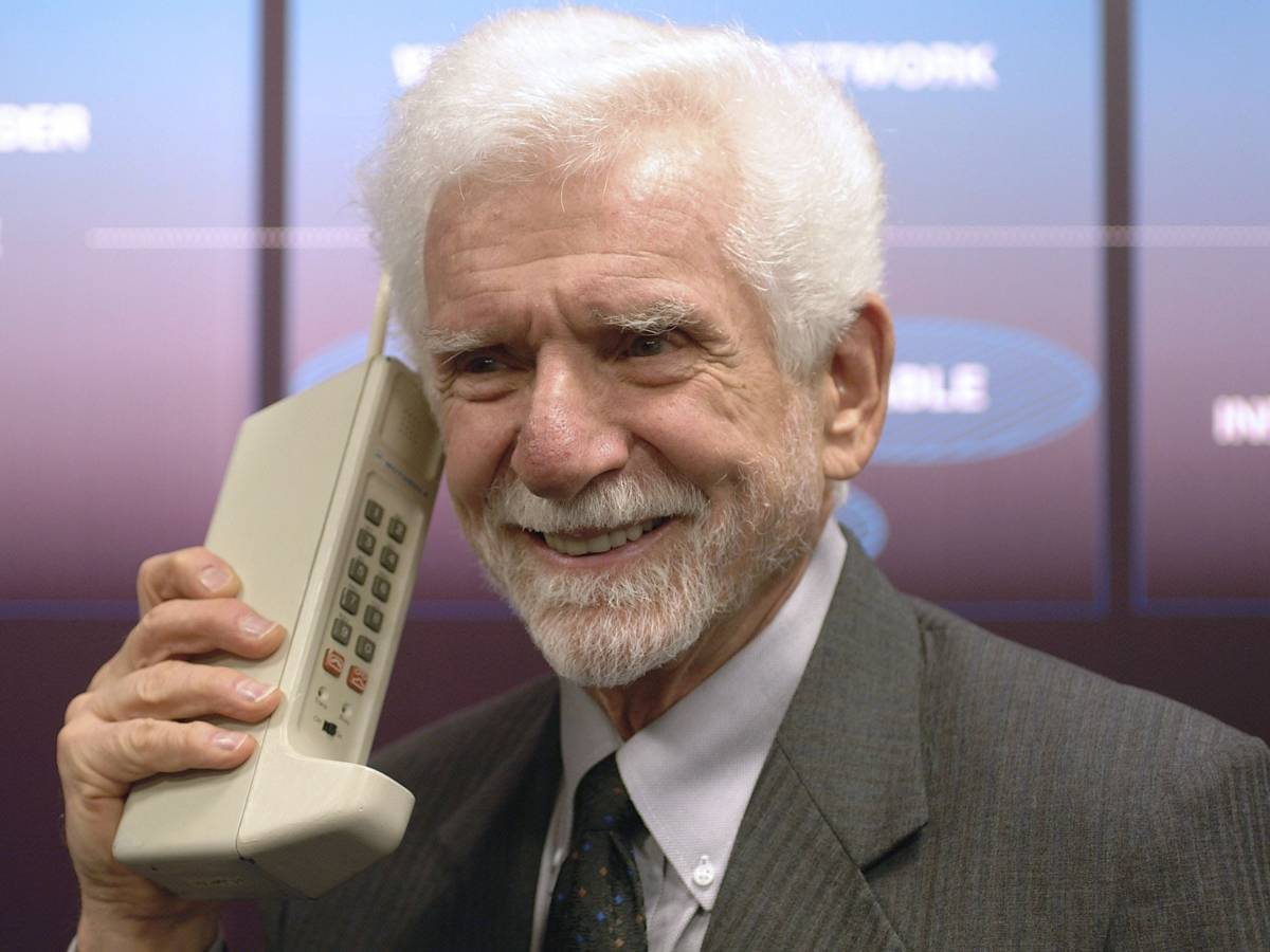 40 anni dal primo cellulare Motorola: così un telefono in tasca ci ha  cambiato la vita - la Repubblica