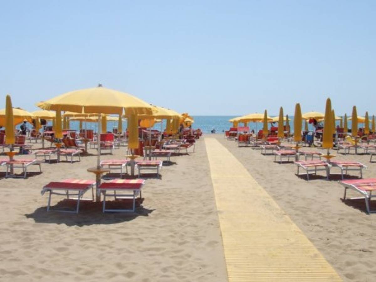 Fanno sesso in spiaggia a Jesolo, ma il sindaco minimizza: 