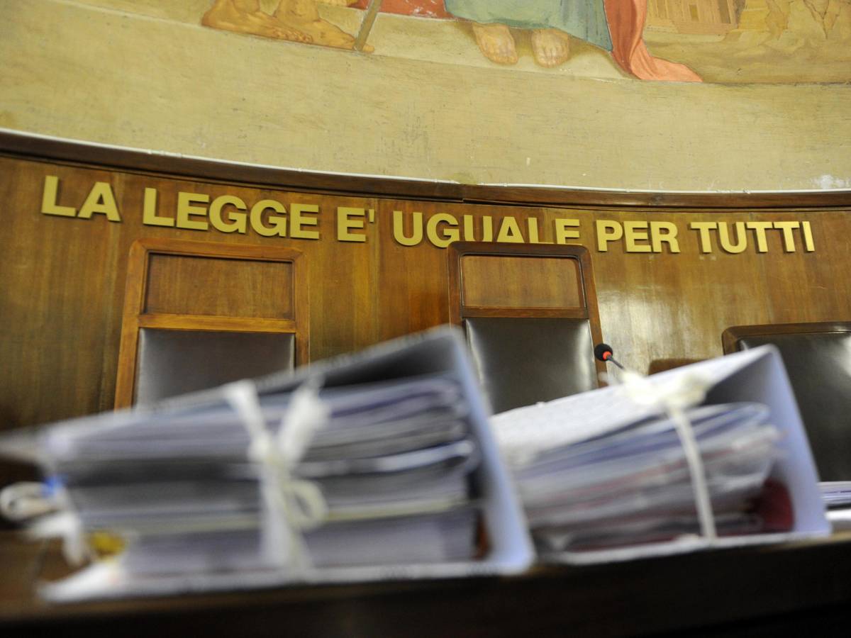 Ella es una alta directiva, él es un trabajador: “No limpias la casa, sólo piensas en el trabajo”. Maltrata a su esposa Ella es una alta directiva, él es un trabajador: “No limpias la casa, sólo piensas en el trabajo”. Maltrata a su esposa