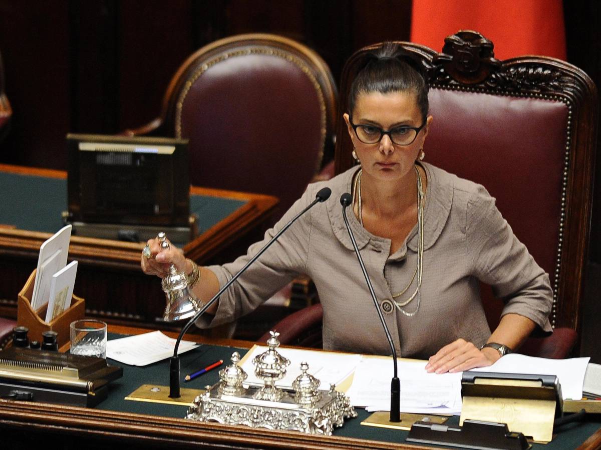 Ora la Boldrini vuol sfasciare la famiglia: basta spot con le mamme che  servono a tavola - ilGiornale.it