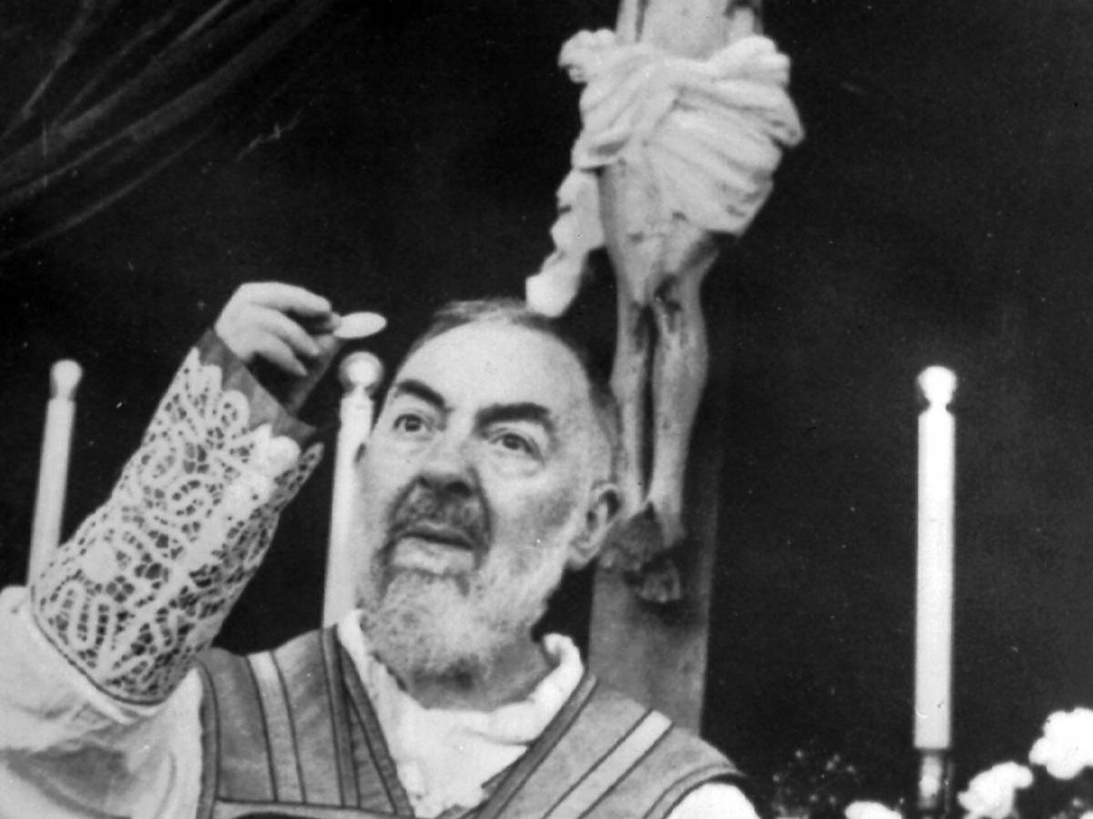 Padre Pio Il Santo Semplice Che Ha Affascinato I Famosi Ilgiornale It