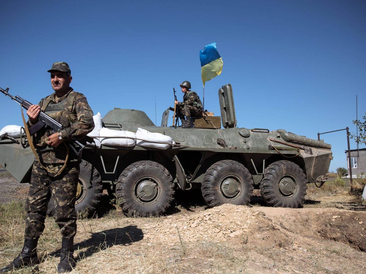 Soldati ucraini di guardia a un veicolo militare