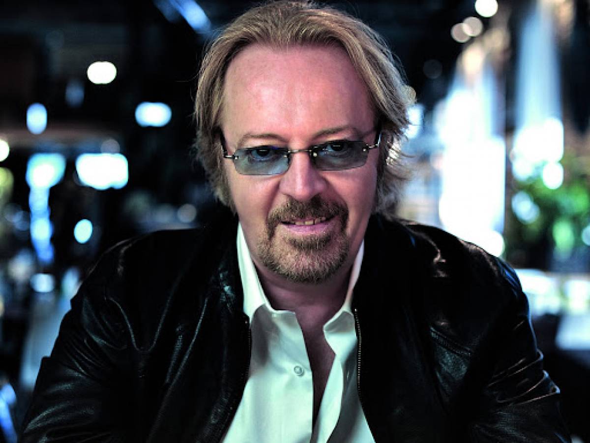 Umberto Tozzi, stasera il concerto su Canale 5: chi è la moglie che ha risposato 5 volte, la malattia e l