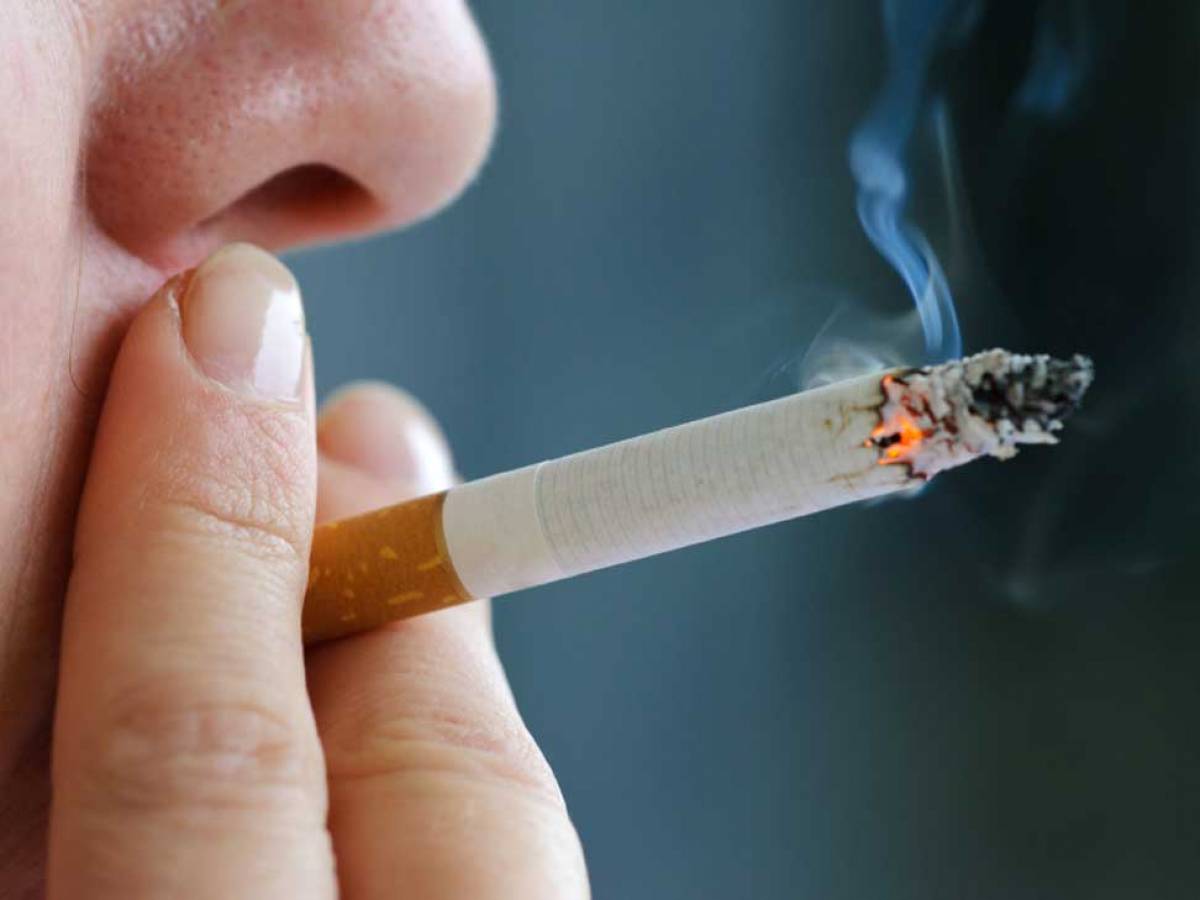 Sigaretta vietata alla guida: cosa rischia chi fuma al volante - il Giornale Sigaretta vietata alla guida: cosa rischia chi fuma al volante - il Giornale