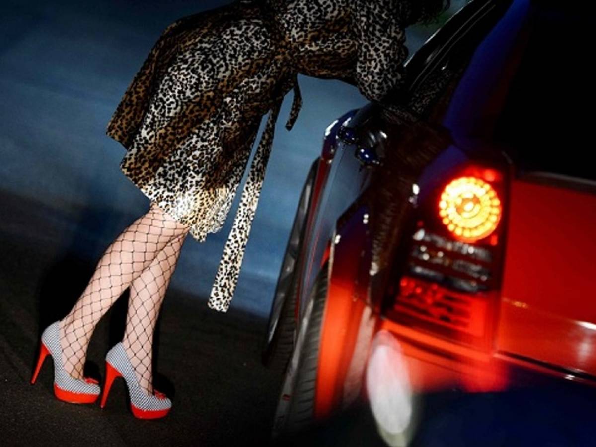 Denuncia un collega per sesso con una prostituta: licenziato sergente - il  Giornale