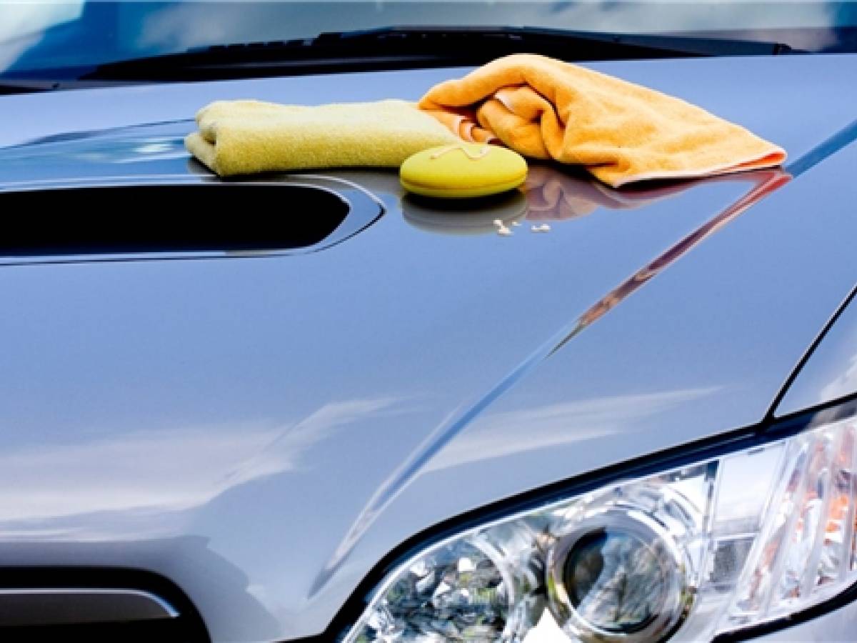 Come lavare l'auto senza acqua in 5 mosse 