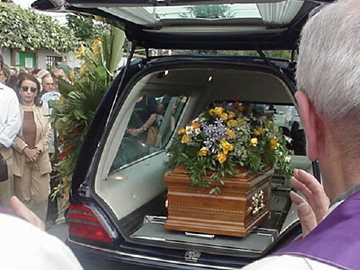 Sognare Carro Funebre Con Bara Donna sale sul carro funebre e ruba - ilGiornale.it