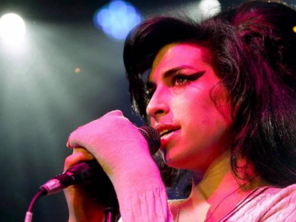 È il successo che uccide. Così i cantanti famosi muoiono molto prima