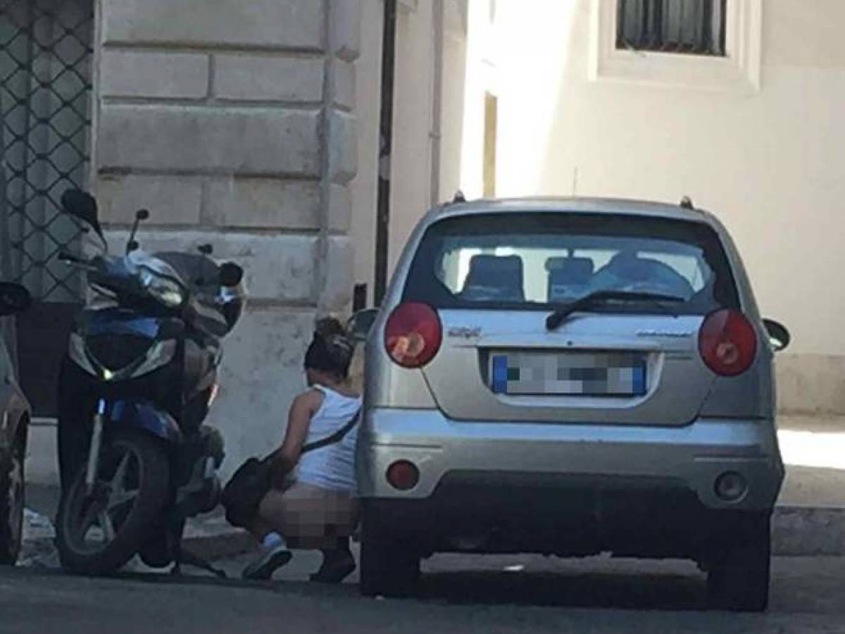 Roma allo sbando, donna defeca a due passi dal Quirinale - il Giornale