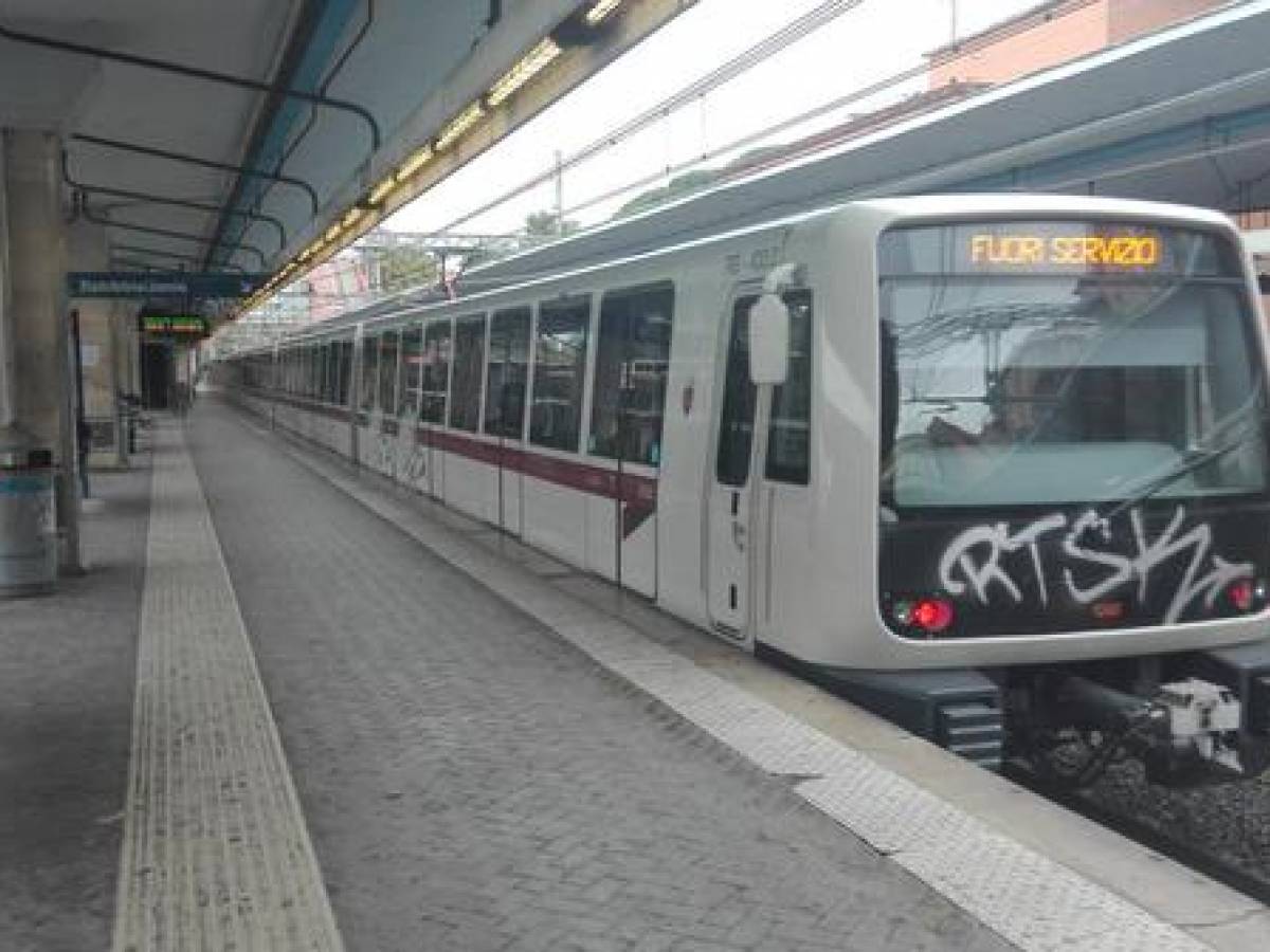 Metro Di Roma I Nuovi Treni Sono Già Imbrattati Dai Vandali