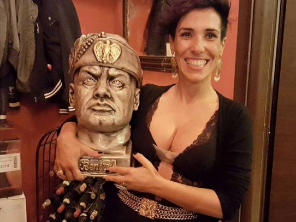 Sassari, consigliera 5 stelle si fa una foto col busto di Mussolini 