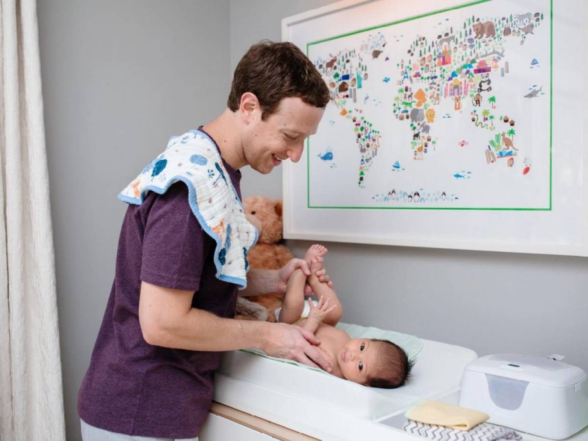 Zuckerberg cambia il pannolino a Max