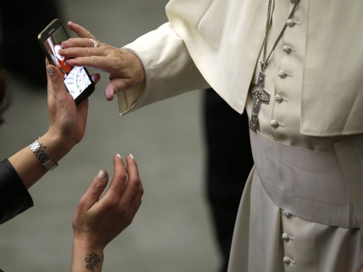 La "rivoluzione Digitale" Di Papa Francesco: Benedice Una Foto Sullo ...