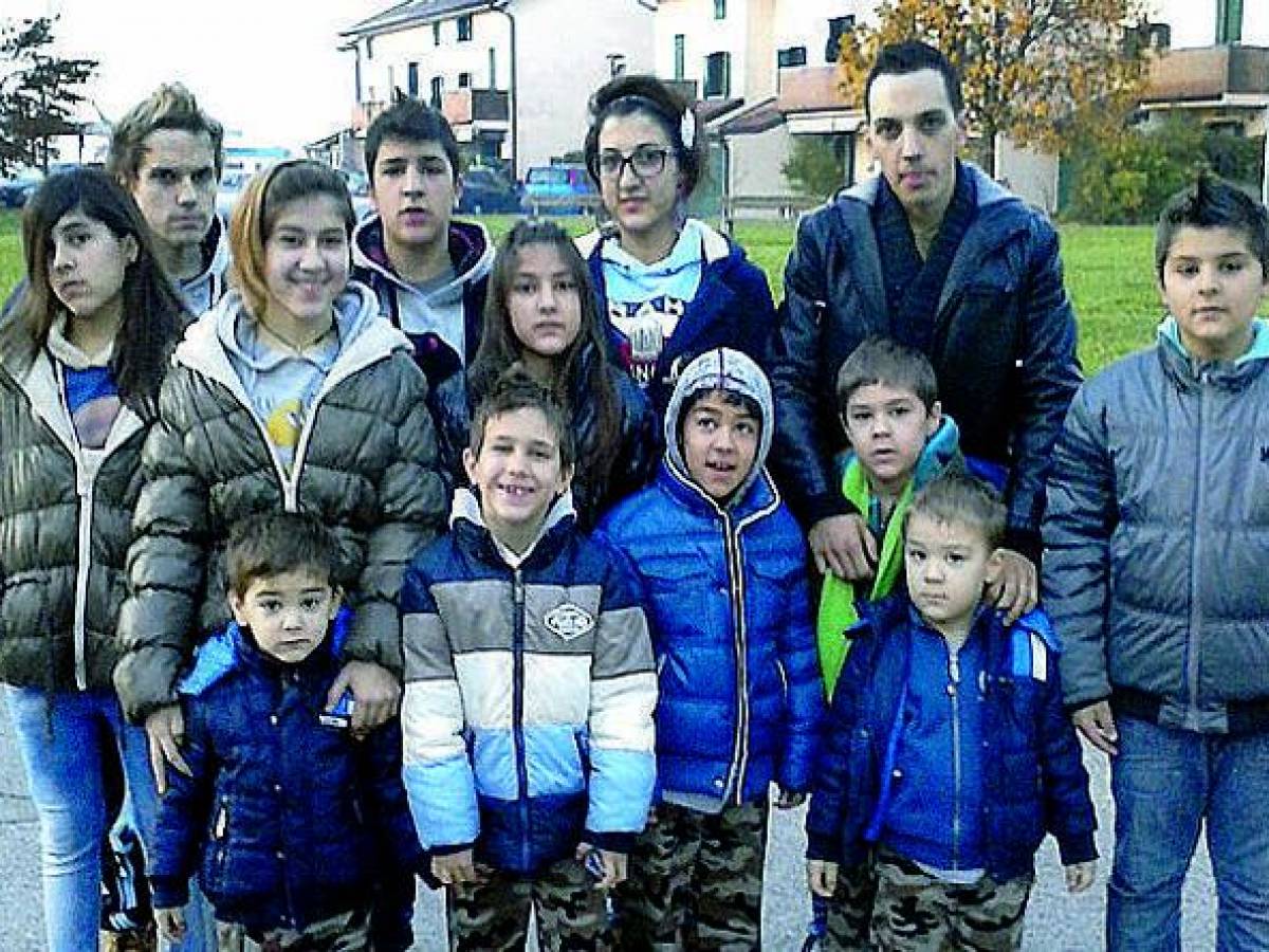 Il Marito La Lascia Sola Con 14 Figli Non Ce La Faccio Ad Andare Avanti Ilgiornale It