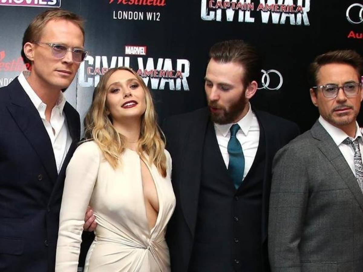 Chris Evans e la sbirciatina al seno di Elizabeth Olsen - il Giornale