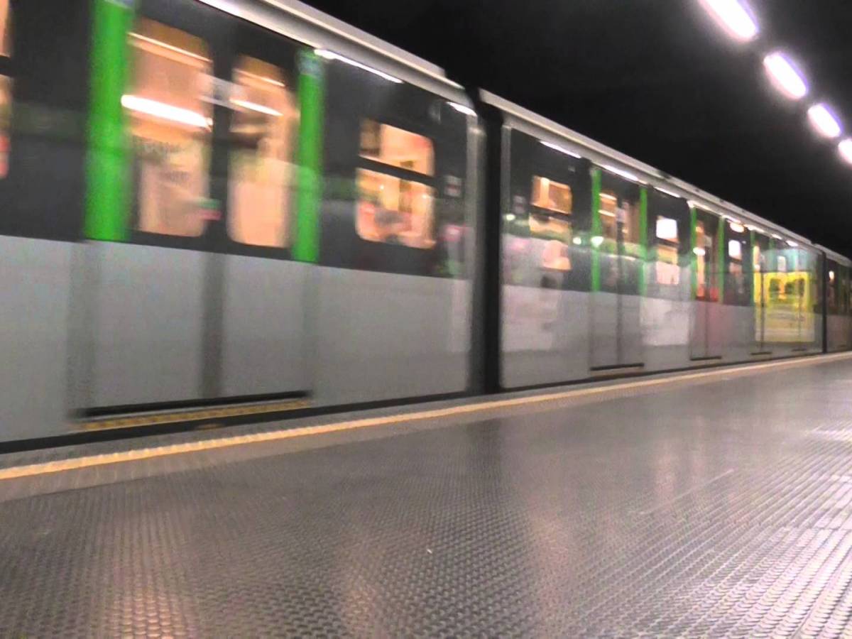 ragazza si buca sulla metro e davanti a lei c 232 una bambina da Ilgiornale.it ragazza si buca sulla metro e davanti a lei c 232 una bambina