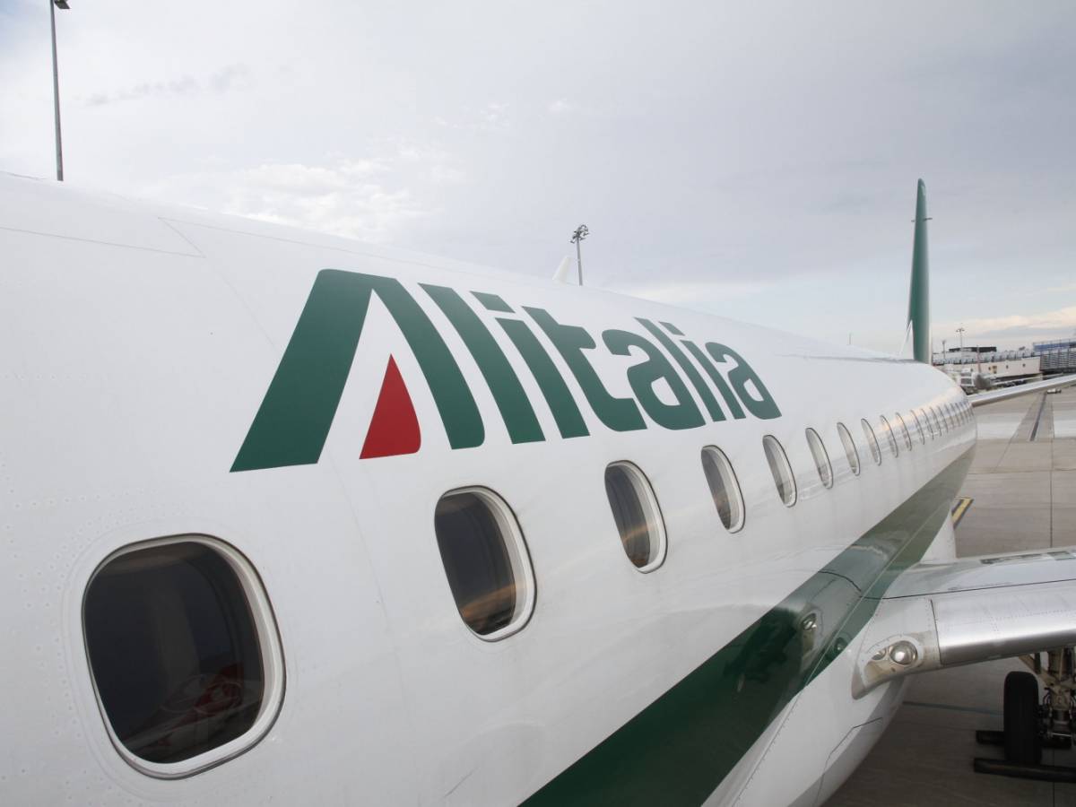 Alitalia Sfida Le Low Cost La Guerra Sui Prezzi E I Posti A Sedere Ilgiornale It