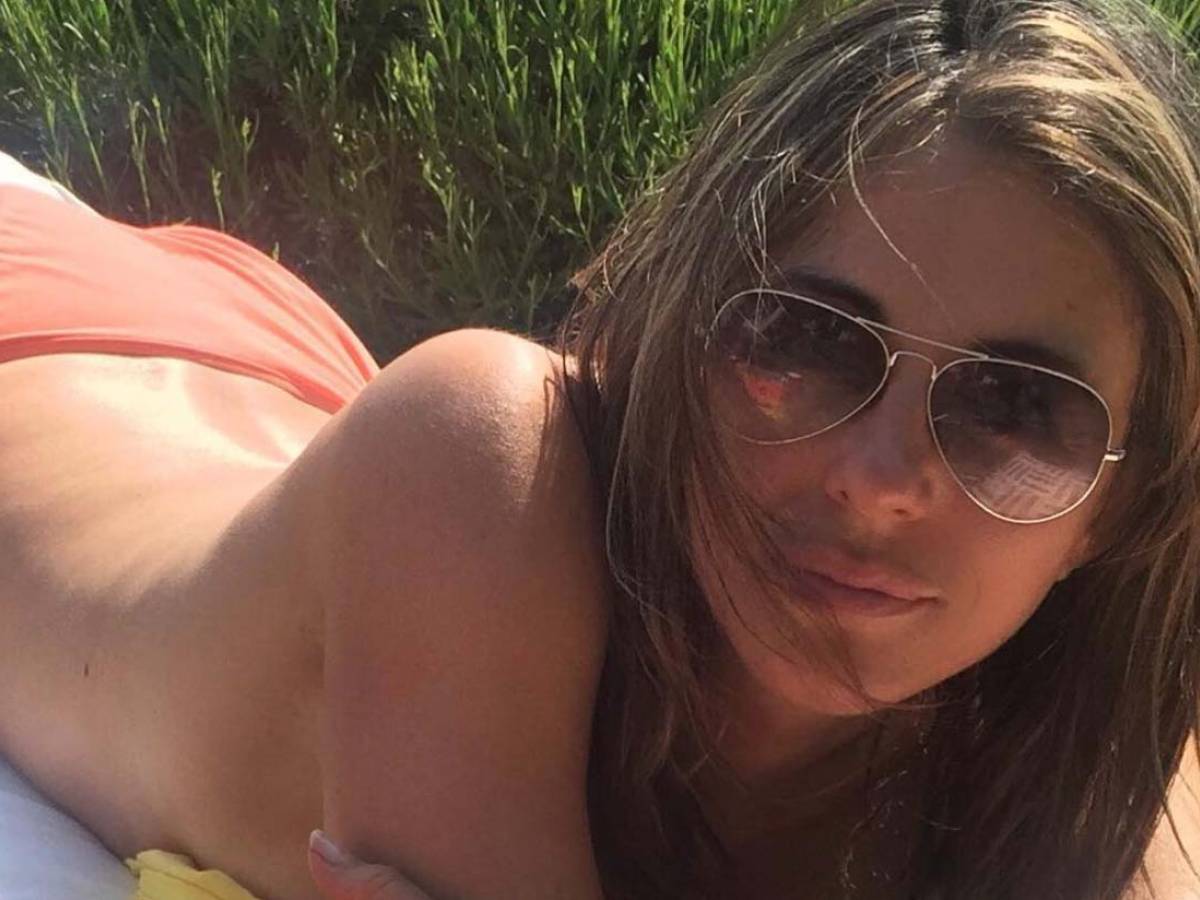 Elizabeth Hurley prende il sole in topless - il Giornale