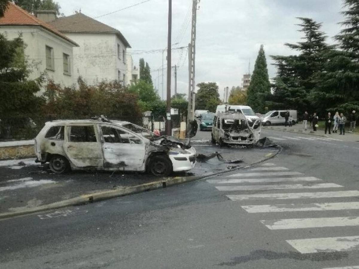 Molotov contro le auto della polizia a Parigi