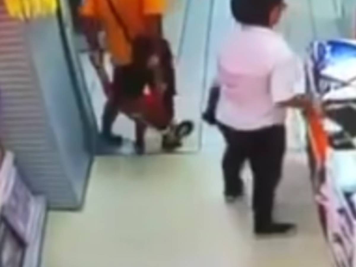 Padre E Figlio Giocano Al Supermercato L Uomo Cade E Uccide Il Bimbo Ilgiornale It