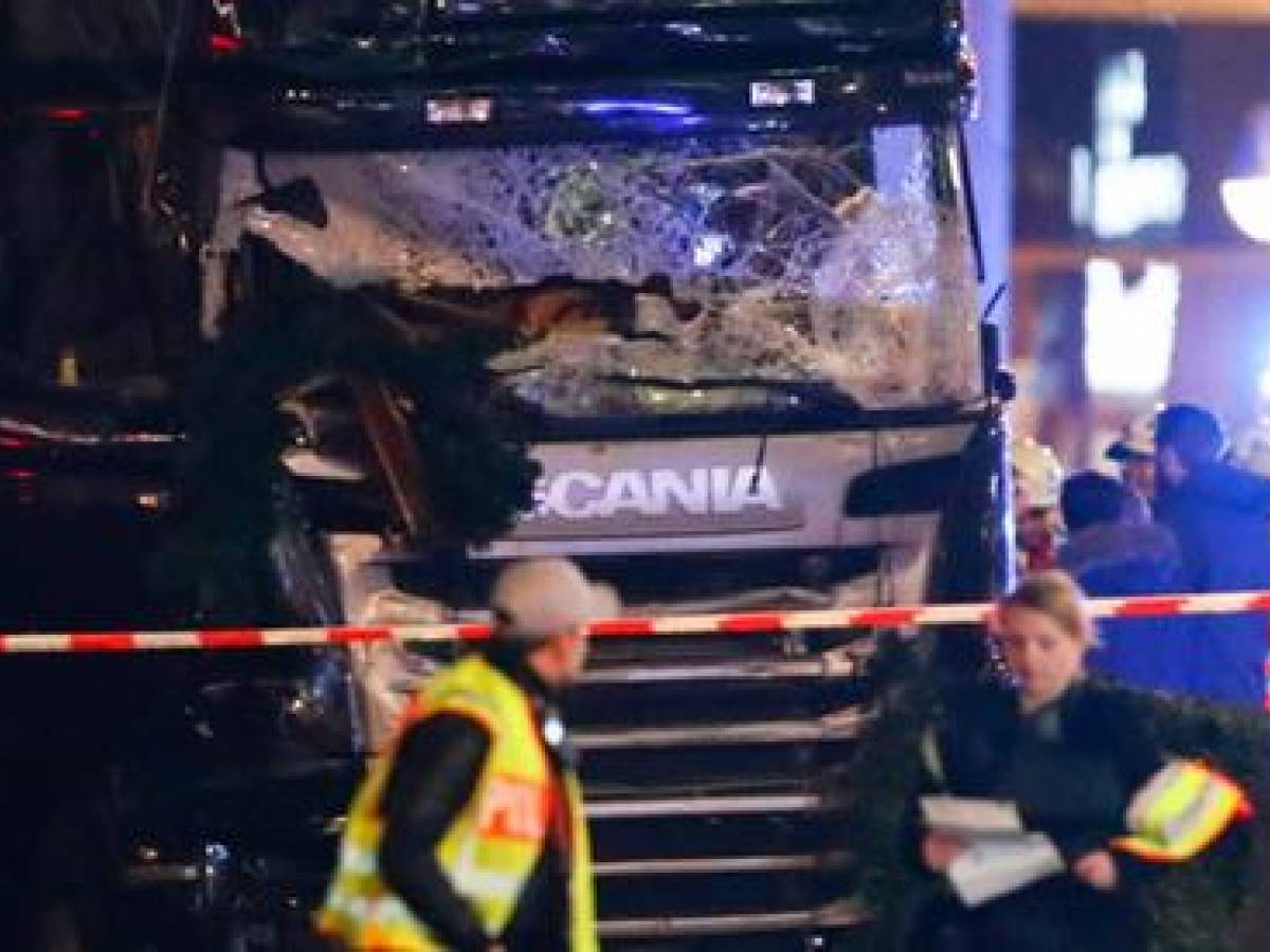 Berlino, Camion Contro La Folla: 12 Morti Al Mercatino Di Natale ...